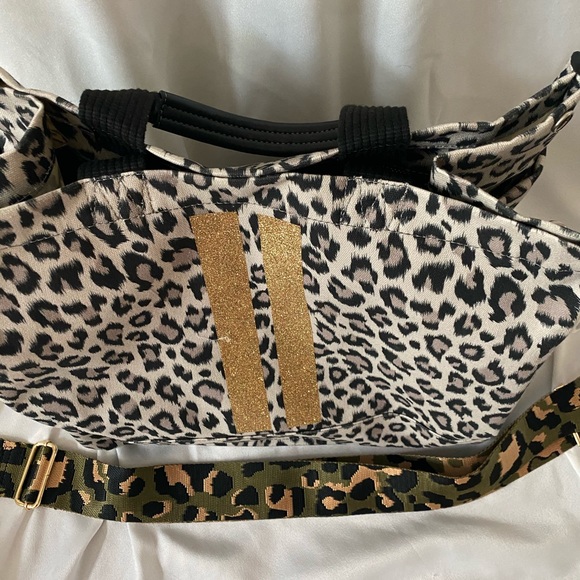 NWOT! LUXE NORTH SOUTH BAG: GREY LEOPAR - Picture 7 of 8